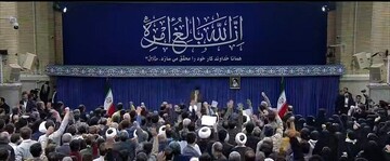 معنی آیه نصب شده در دیدار امروز رهبرانقلاب با اقشار مردم