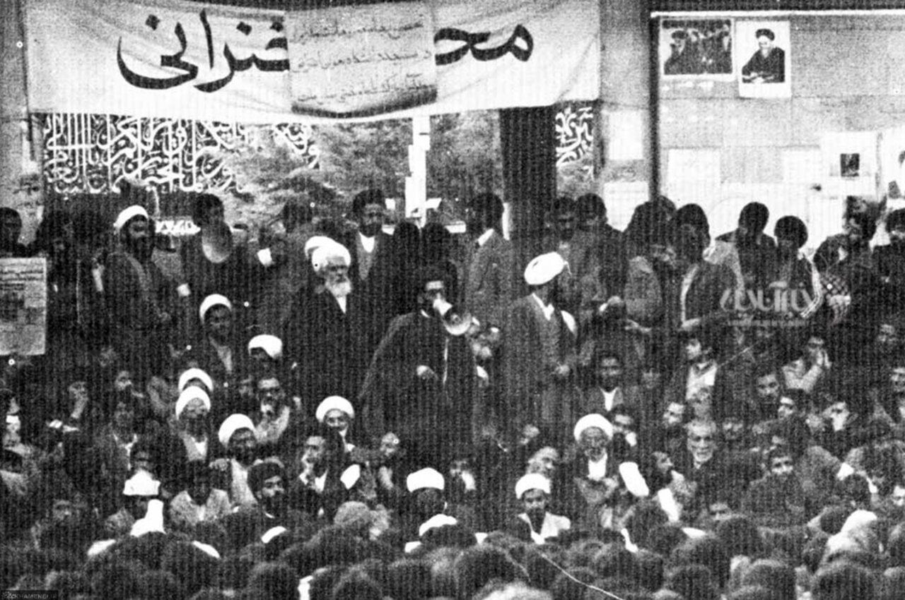 تحصن آیتالله خامنهای در دانشگاه تهران + عکس