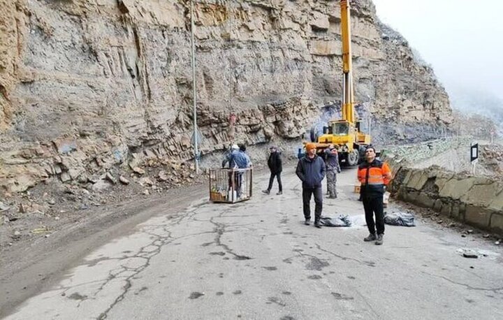 مسدود شدن جاده کندوان درپی ریزش سنگ