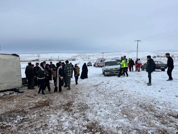 مصدومیت ۱۱ دانش آموز درپی واژگونی مینی بوس در جاده زنجان_ بیجاره