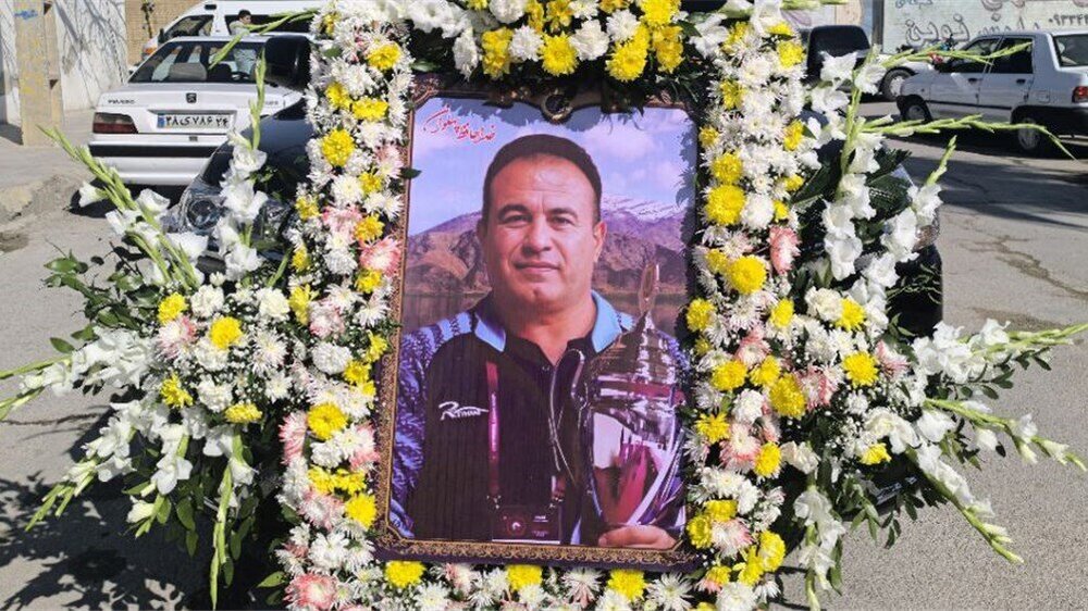 عکس | اشکهای تلخ محمد بنا در مراسم تشییع و خاکسپاری رفیق صمیمی/ خداحافظی ابدی با آقای سازنده