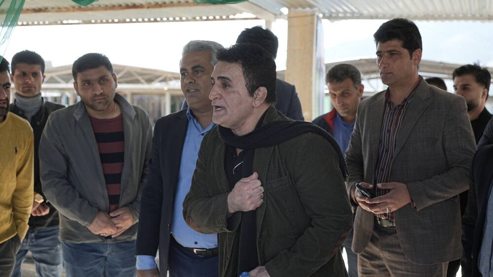 عکس | اشکهای تلخ محمد بنا در مراسم تشییع و خاکسپاری رفیق صمیمی/ خداحافظی ابدی با آقای سازنده