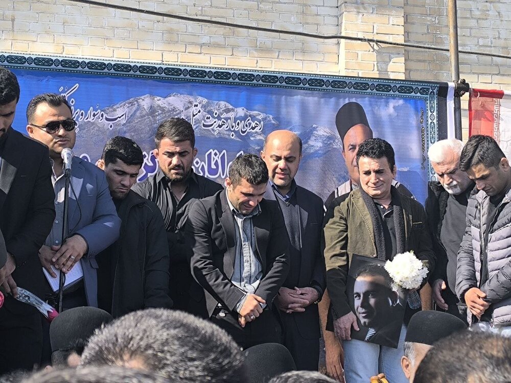 عکس | اشکهای تلخ محمد بنا در مراسم تشییع و خاکسپاری رفیق صمیمی/ خداحافظی ابدی با آقای سازنده