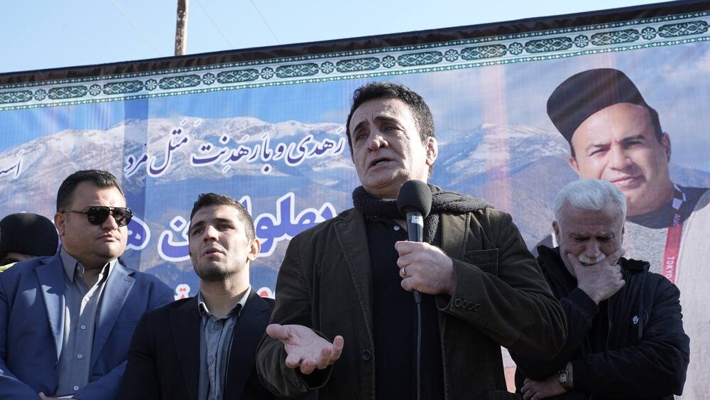 عکس | اشکهای تلخ محمد بنا در مراسم تشییع و خاکسپاری رفیق صمیمی/ خداحافظی ابدی با آقای سازنده