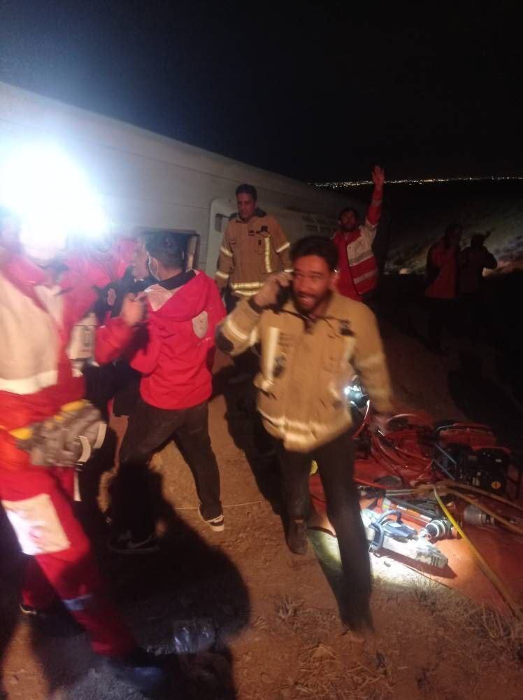 اولین تصاویر از محل واژگون شدن مینیبوس دانشآموزان کرمانی | افزایش تعداد جانباختگان و مصدومان