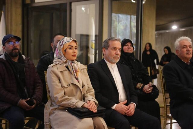 تصاویر عراقچی و همسر جوانش خبرساز شد تصاویر عراقچی و همسر جوانش خبرساز شد