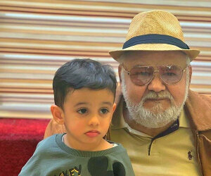 ژست بامزه اکبر عبدی در جشن تولد ۴ سالگی نوه‌اش + عکس جدید