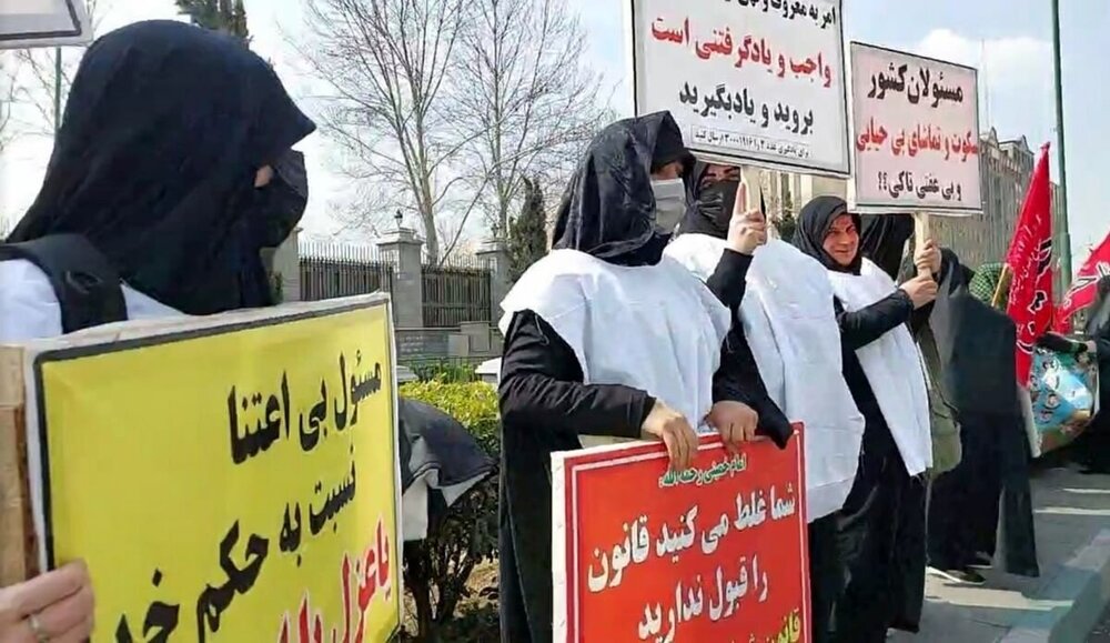 شعار زنان کفنپوش در تجمع امروز مشخص شد؛ برای حفظ حجاب تا پای جان میمانیم! + عکس