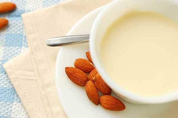 طرز تهیه حریره بادام برای نوزاد ۶ ماهه