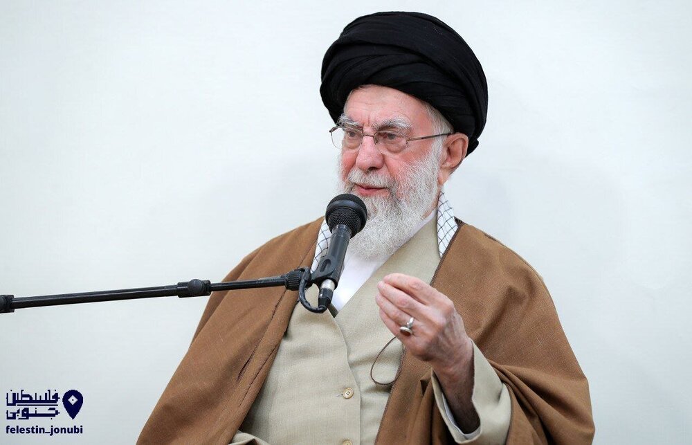 رهبر انقلاب: یکجا دهن‌لقی، یکجا اعتراض بیخودی و یکجا صبر نکردن مسیر را عوض می‌کند/ وقتی امام حسن(ع) با معاویه صلح کردند عده‌ای گله و اعتراض می‌کردند