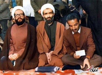 عکس جالب از صف نماز جمعه با حضور مسئولان در سال ۱۳۵۹