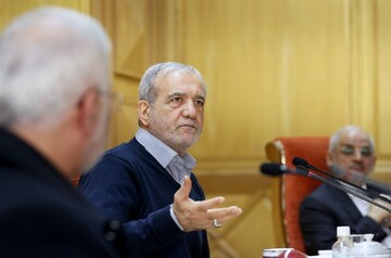 انتقاد پزشکیان از دپوی ۱۴۰ هزار کانتینر در بندر