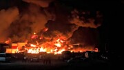 تصاویر آخرالزمانی از شعله‌ور شدن آتش‌ در بخش‌هایی از محل حادثۀ بندر شهید رجایی + فیلم