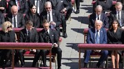 کت‌وشلوار آبی ترامپ در مراسم وداع با پاپ خبرساز شد / عکس