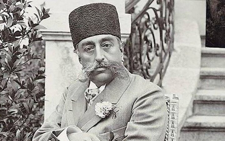 عکس کمتر دیده شده از مظفّرالدین شاه قاجار در اواخر عمر روی ویلچر