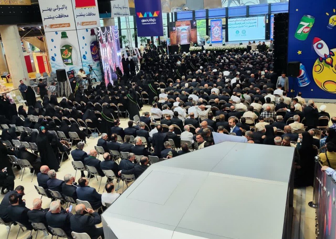 اهتزاز بزرگ ترین پرچم سبز رضوی بر فراز بلندترین سکوی پرچم ایران