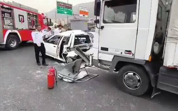 مرگ دلخراش پیرزن ۷۵ ساله درپی تصادف وحشتناک کامیون و پراید در اتوبان خرازی تهران + ویدئو