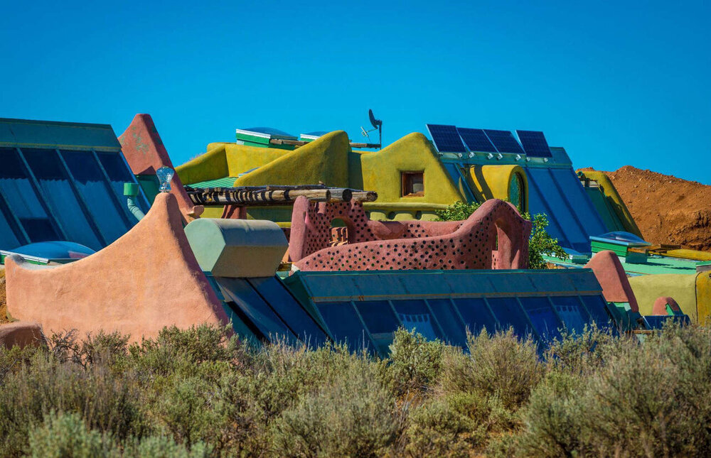 خانههای زیبایی که با زباله ساخته شدهاند/ «کشتی زمینی» کجاست؟