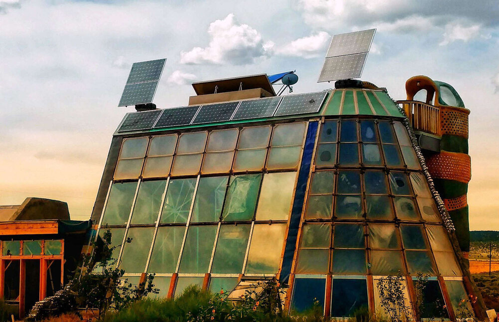 خانههای زیبایی که با زباله ساخته شدهاند/ «کشتی زمینی» کجاست؟