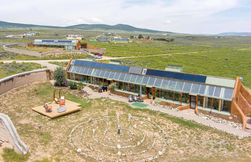 خانههای زیبایی که با زباله ساخته شدهاند/ «کشتی زمینی» کجاست؟