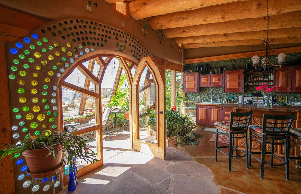 خانههای زیبایی که با زباله ساخته شدهاند/ «کشتی زمینی» کجاست؟