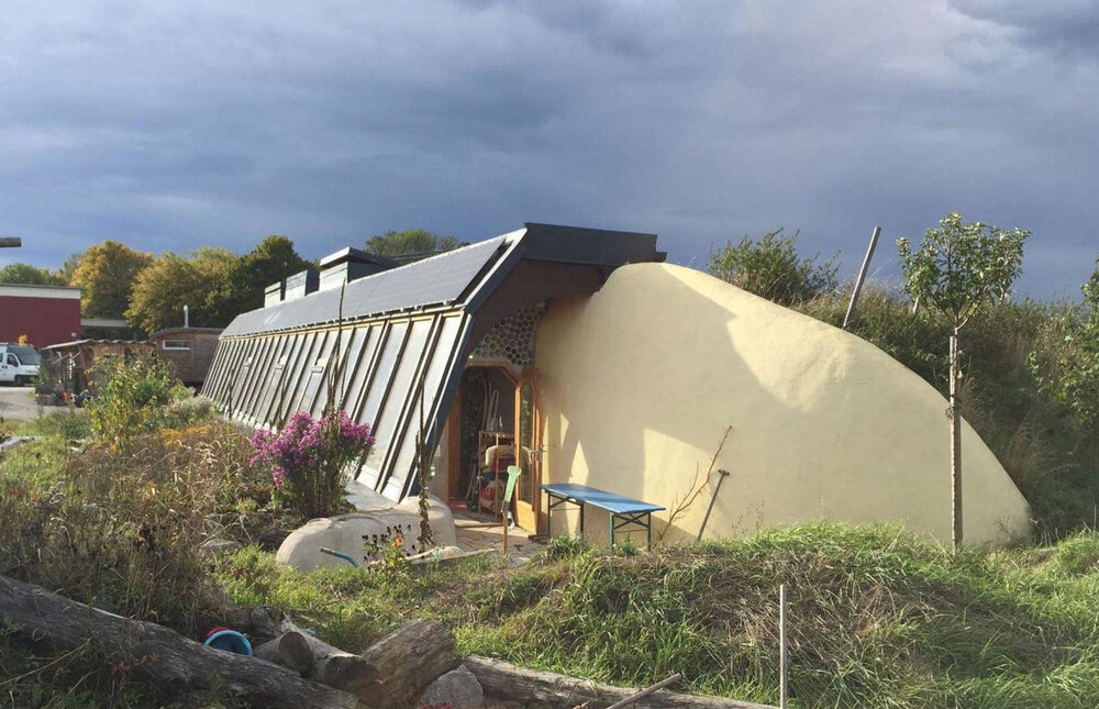 خانههای زیبایی که با زباله ساخته شدهاند/ «کشتی زمینی» کجاست؟