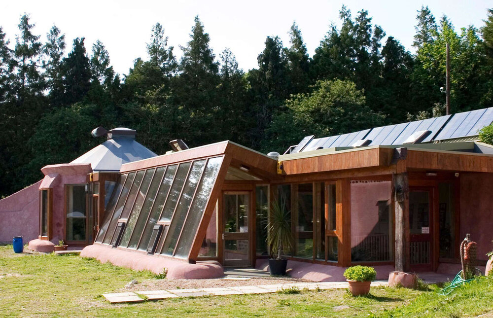 خانههای زیبایی که با زباله ساخته شدهاند/ «کشتی زمینی» کجاست؟