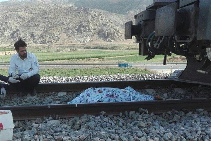 مرگ دلخراش مرد جوان درپی برخورد قطار با عابر در اراک مرگ دلخراش مرد جوان درپی برخورد قطار با عابر در اراک