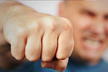 کتک خوردن وحشتناک یک معلم از  پدر دانش آموز در زرند کرمان