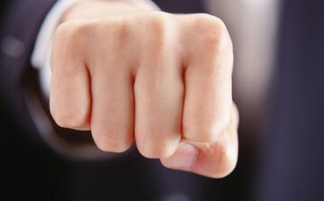ضرب و شتم معلم در زرند توسط پدر دانش‌آموز