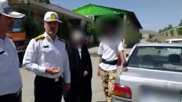 نشستن یک زن بر روی سقف پراید در حال حرکت + فیلم