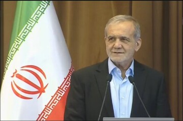 تصاویری از پزشکیان با لباس هلال‌احمر/  فیلم
