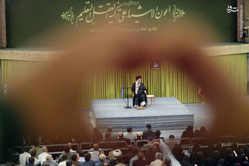 تصاویری متفاوت از دیدار امروز معلمان با رهبر انقلاب / فیلم