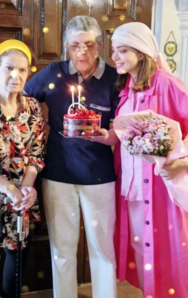 بهنوش طباطبایی بازیگر در تولد ۴۴ سالگی همراه با پدر و مادر