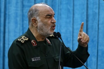 فرمانده کل سپاه: در حالی که درگیر جنگی تمام‌عیار هستیم، هیچ نشانی از آشفتگی و هراس در کشور دیده نمی‌شود / با اقتدار در برابر آرایش جهانی دشمن ایستاده‌ایم و ذلت را نمی‌پذیریم