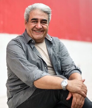 مداحی بازیگر مرد مشهور سینما و تلویزیون در دسته عزاداری ماه محرم + فیلم