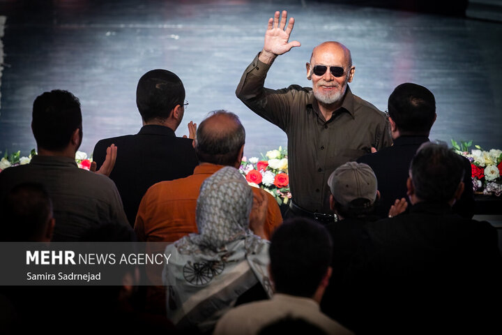 ژست عجیب جمشید هاشم‌پور در کنار فرماندهان سپاه جنجالی شد / عکس