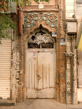 خانه عجیبی در تهران که مثل گاو صندوق طراحی شده است