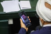 عکس جنجالی از نماینده مجلس در حال تماشای صحبت‌های سعید روستایی درباره حجاب