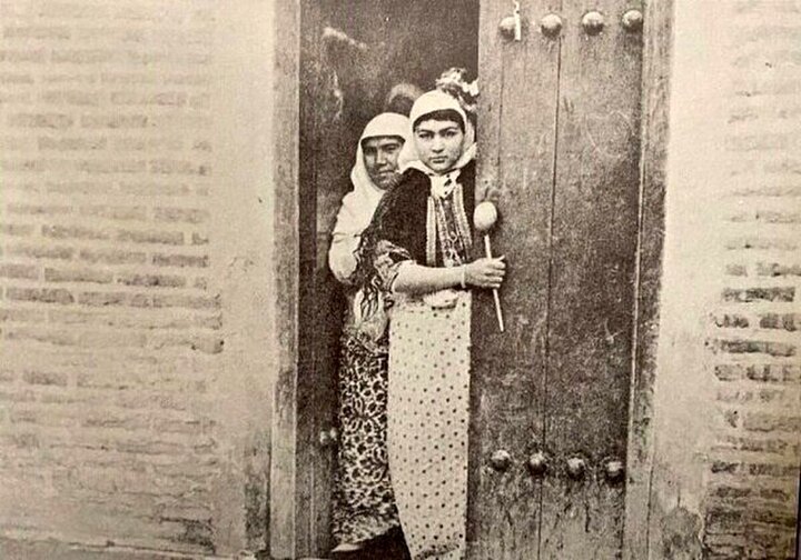 عکس جالب از سوگلی ناصرالدین‌شاه با لباس چینی