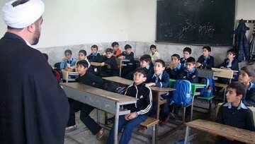 کیهان: چرا به طلاب و روحانیون اجازه ورود به آموزش و پرورش داده نمی‌شود؟