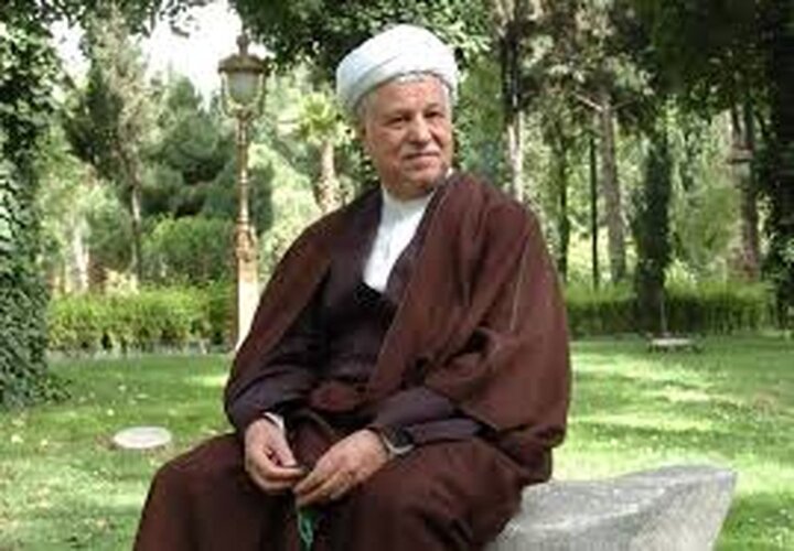 عکس دیده نشده از مرحوم هاشمی رفسنجانی در حال پریدن از رودخانه عکس دیده نشده از مرحوم هاشمی رفسنجانی در حال پریدن از رودخانه