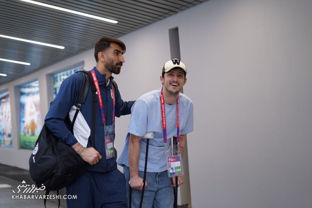 تصویر کمتر دیده شده از سردار آزمون با چوب زیربغل