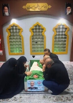 حضور خانواده سردار شهید سلامی در کنار پیکر فرمانده + عکس