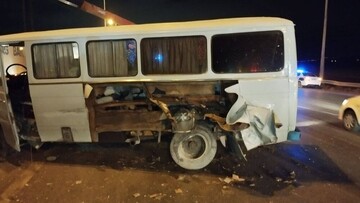 مصدومیت ۱۵ نفر درپی واژگونی مینی‌بوس در محور شاهین‌دژ به تکاب