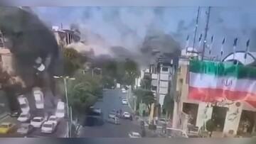 لحظه برخورد موشک اسرائیل وسط خودروها در میدان قدس / فیلم