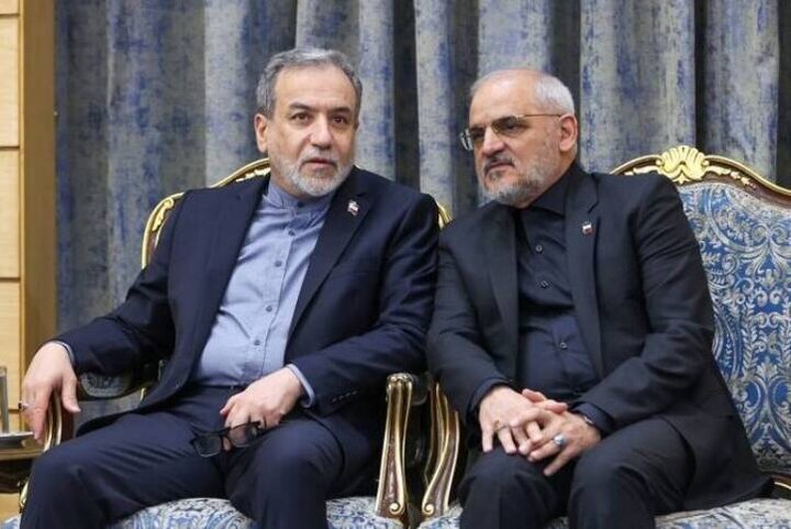همراهی عراقچی با پزشکیان در اجلاس اکو همراهی عراقچی با پزشکیان در اجلاس اکو