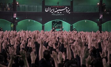 همخوانی جالب آهنگ «دوباره می‌سازمت وطن» داریوش در هیاتی در یزد + فیلم