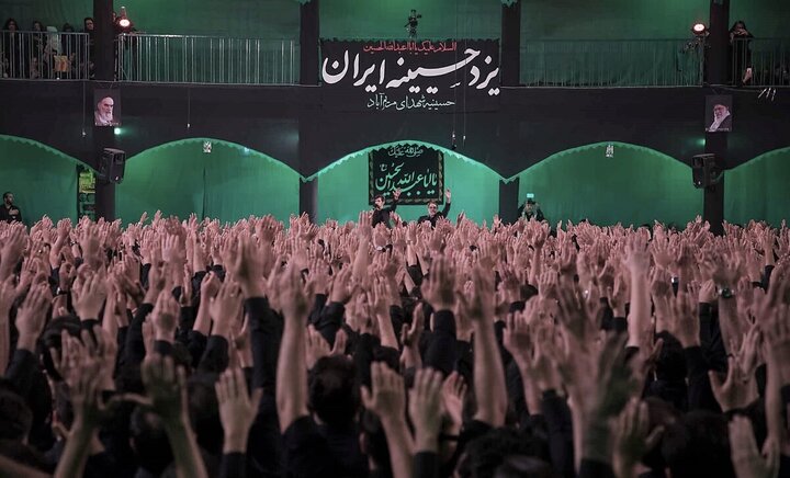 همخوانی جالب آهنگ «دوباره میسازمت وطن» داریوش در هیاتی در یزد + فیلم همخوانی جالب آهنگ «دوباره میسازمت وطن» داریوش در هیاتی در یزد + فیلم