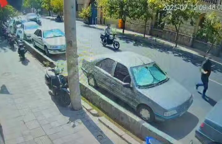 لحظه موبایل‌قاپی در جلوی خیابان سفارت فرانسه / فیلم